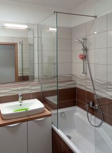 Üveg térelválasztó fürdőbe